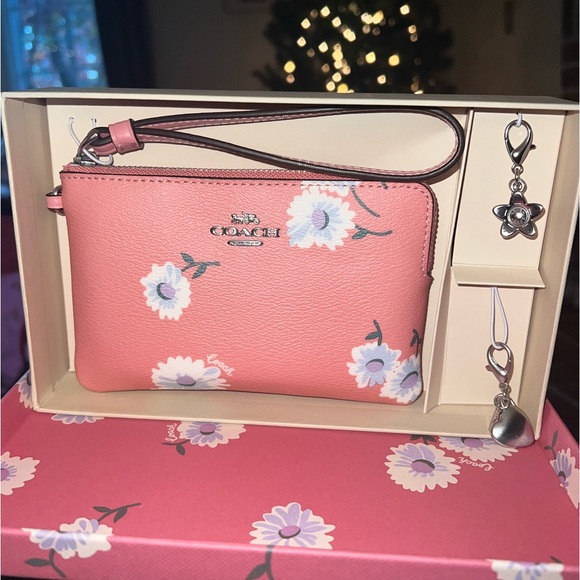 Coach Boxed Corner Zip Wristlet in Daisy Bubblegum - Picture 6 of 10